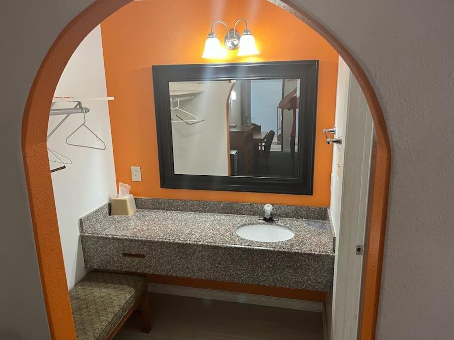 Hotel 2 Double Bed Studio 109 & Hot Tub ลิฟวิงสตัน ภายนอก รูปภาพ