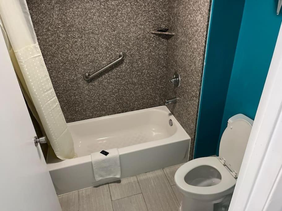 Hotel 2 Double Bed Studio 109 & Hot Tub ลิฟวิงสตัน ภายนอก รูปภาพ