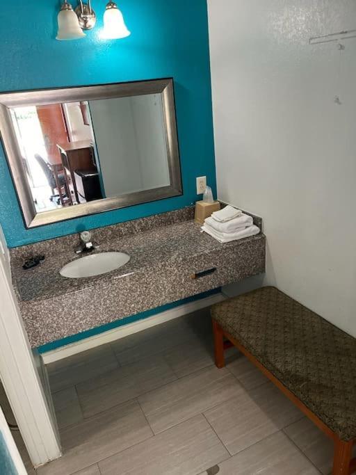 Hotel 2 Double Bed Studio 109 & Hot Tub ลิฟวิงสตัน ภายนอก รูปภาพ